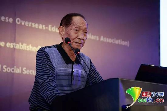 袁隆平院士在第十屆海外高層次人才座談會(huì)暨海外院士青島行“雁棲湖論壇”中發(fā)言。 中國(guó)青年網(wǎng)記者 李拓?cái)z