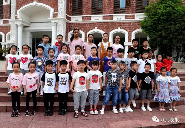  （一年級新生13對雙胞胎和初一新生4對雙胞胎一起合影。）