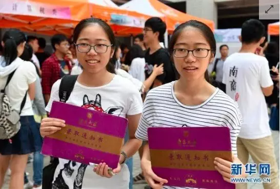 雙胞胎新生董悅爾、董聽