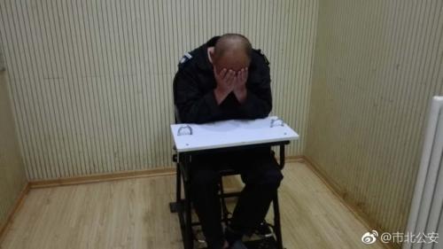  打人男子。圖片來源：青島市公安局市北分局官方微博