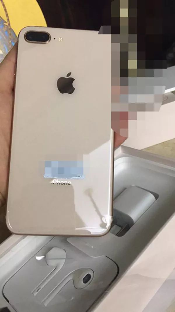 女子買iPhone 8才2天充電時就冒煙 直接用水澆手機(jī)