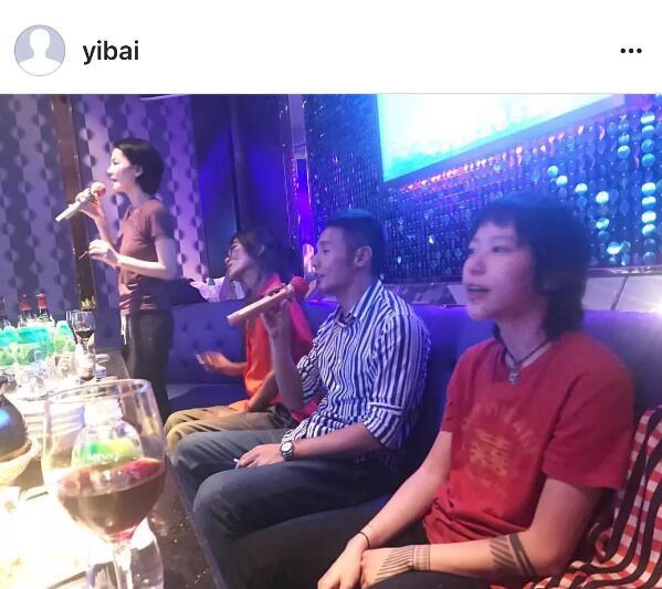 王菲母女跟李榮浩一起唱K，竇靖童的表情亮了