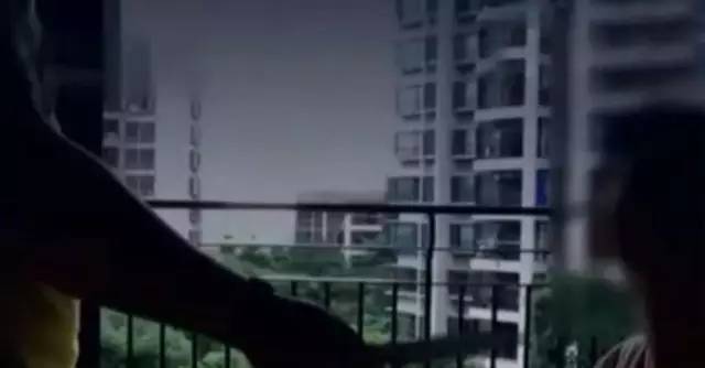 奶奶幫孫子收快遞遇恐怖一幕 這幾天收快遞要當心