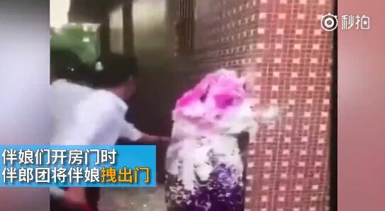 據(jù)澎湃新聞消息，近日廣東江門(mén)開(kāi)平某村又現(xiàn)惡俗婚鬧。男方兄弟團(tuán)去接新娘的時(shí)候，先用彩帶對(duì)著姐妹團(tuán)狂噴，后來(lái)甚至有人用滅火器直接噴伴娘面部，害的伴娘差點(diǎn)被送進(jìn)醫(yī)院。