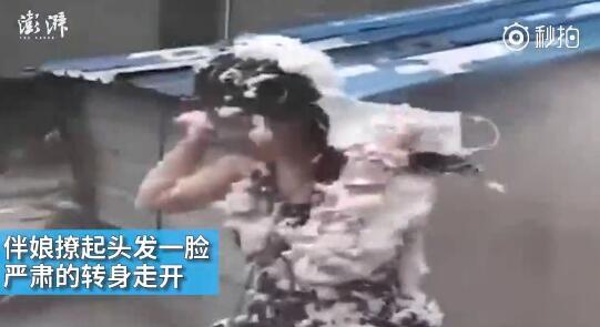 視頻中可以看到，雖然伴娘事先有穿雨衣防備，但在被伴郎團(tuán)圍攻時(shí)，雨衣被拔下，更過(guò)分的是，有人還用滅火器直接對(duì)著她的臉噴。后來(lái)伴娘好像是生氣了，撩起頭發(fā)一臉嚴(yán)肅的轉(zhuǎn)身走開(kāi)。