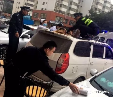 ▲女子跌落至一面包車車頂，民警和醫(yī)護(hù)人員將其救下。