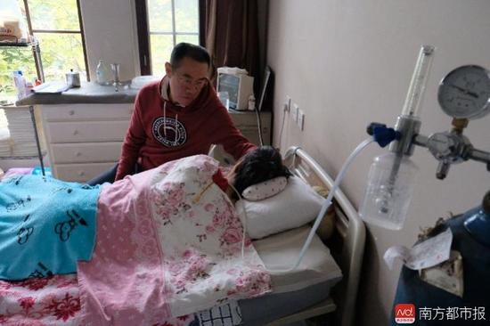 氧氣的轟隆聲，一刻不停地在這個家里“吵”了九年多。（羅逸爵 攝）