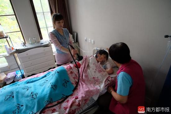 每次排痰，張津華就會癲癇發(fā)作，這是她腦部僅有的電信號。（羅逸爵 攝）