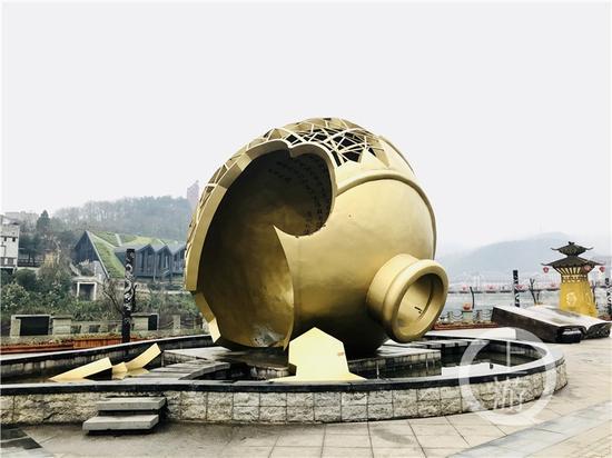 △茅臺(tái)鎮(zhèn)1915廣場(chǎng)著名的“壇碎”雕塑。