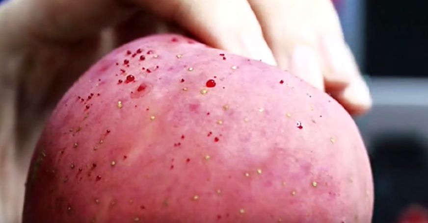 嚇懵！女子用熱水泡蘋(píng)果結(jié)果冒出血珠 咋回事？