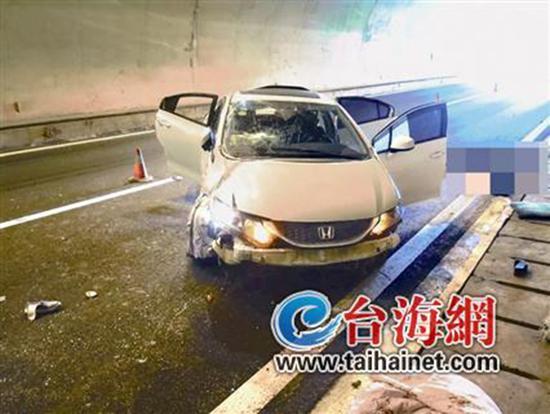 小車在龍巖高速隧道內(nèi)翻車，擋風(fēng)玻璃脫落。 臺(tái)海網(wǎng) 圖