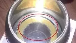 太惡心！女游客竟用酒店燒水壺煮自己的臟內褲