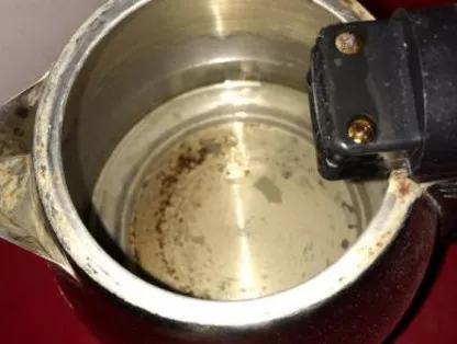 太惡心！女游客竟用酒店燒水壺煮自己的臟內褲