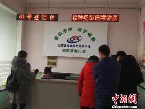當(dāng)日，山西省疾病預(yù)防控制中心門診部擠滿了前來接種和咨詢四價宮頸癌疫苗的女性。 范麗芳 攝