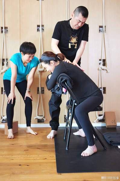 蔣勤勤與陳建斌一起做瑜伽。