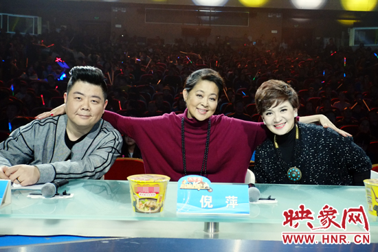 三位坐鎮(zhèn)評(píng)委倪萍（中）、柯以敏（右）和毛子哥