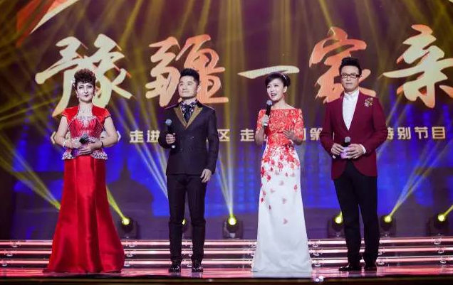 主持人：白燕升、龐曉戈、關(guān)楓、熱娜·古麗（從右到左）