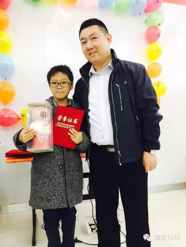 我是小小銀行家，來跟行長合個(gè)影哦