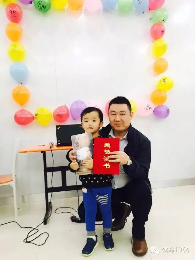 我是小小銀行家，來跟行長合個(gè)影哦