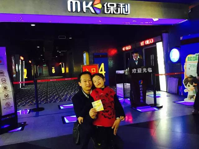 再來看兩個(gè)萌娃，表情都好有戲！