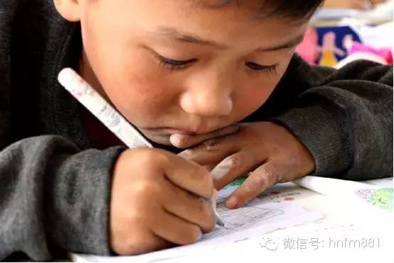 小手黑黑的，像是很少洗