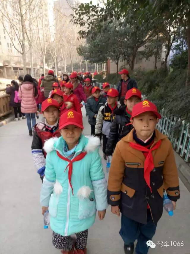 脖子上戴著紅領(lǐng)巾，頭上頂著小紅帽，排著整齊的隊(duì)伍——出發(fā)！