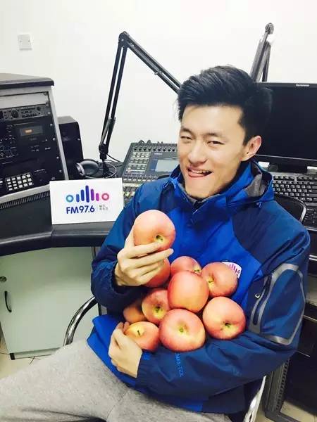 要不你跟我一身裸吧？來嘛來嘛……