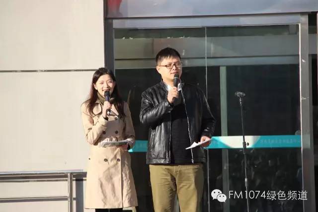 主持人肖震、陳藝主持活動
