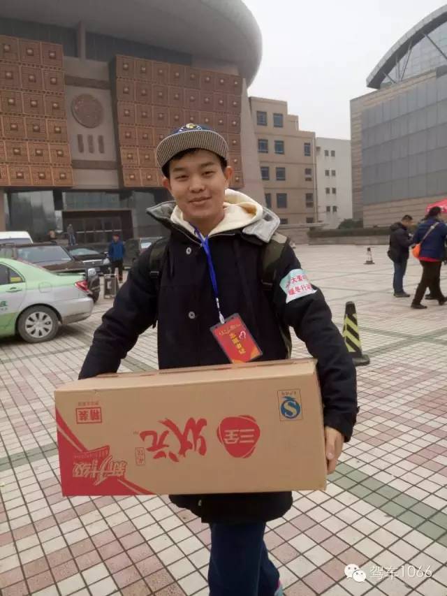 河南電臺(tái)1066主持人小澤，搬送愛心餃子。