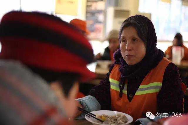 部分環(huán)衛(wèi)工在下班后來到76人老燴面吃到熱乎乎的餃子。