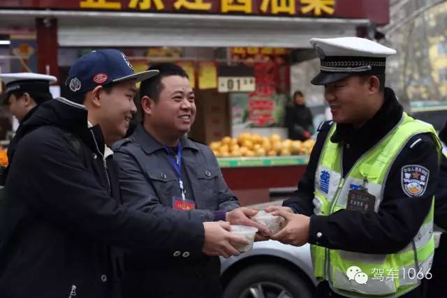 新華社攝影記者李博，也隨我們1066小分隊(duì)一路同行他也為我們記錄下了一幕幕溫暖的瞬間。