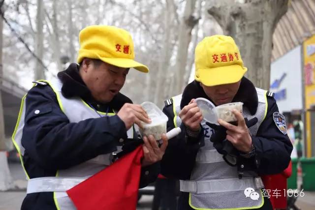 1066小分隊(duì)和志愿者來到金水路文化路，給這里執(zhí)勤的交警和協(xié)管送去暖心餃子。