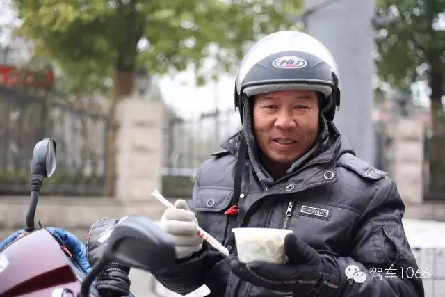 1066小分隊(duì)來到紫荊山（摩的司機(jī)、出租車司機(jī)、市民)，給他們送去餃子。