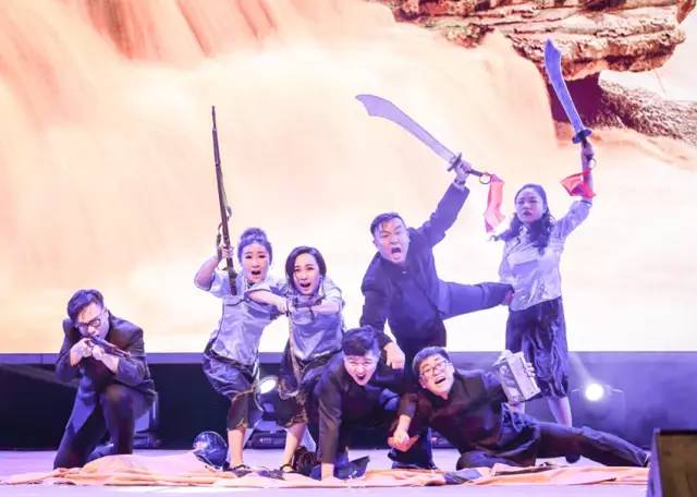 作為本場(chǎng)晚會(huì)的最后一個(gè)節(jié)目，《黃河大合唱》刷新你完全不一樣的體驗(yàn)。