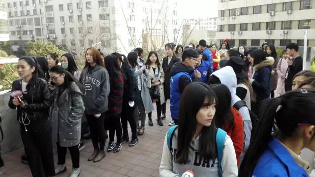 還沒開始時大家已經(jīng)開始有序排隊了，棒棒噠！