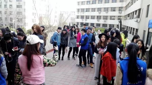 還沒開始時大家已經(jīng)開始有序排隊了，棒棒噠！