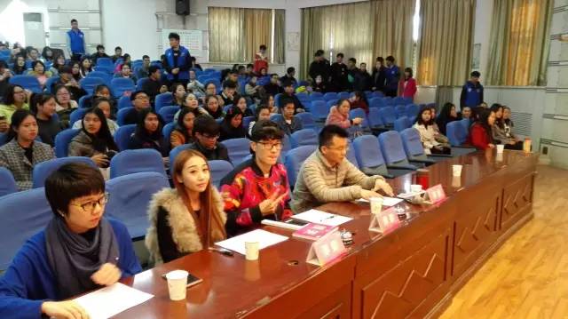 是不是很想讓Seven為你舉牌？