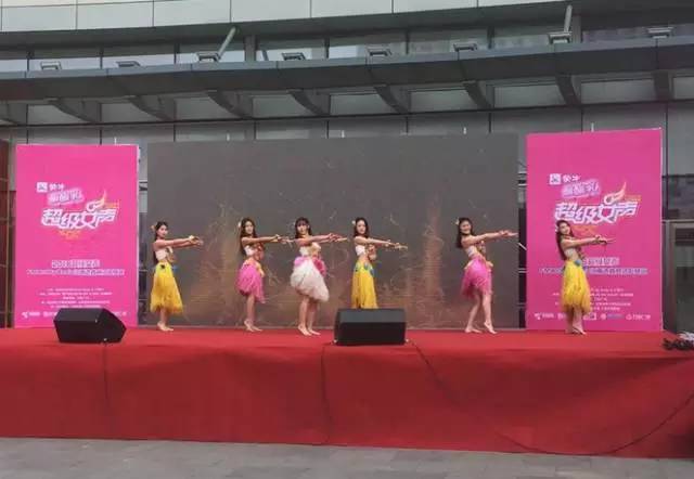 伴隨著舞蹈演員們的開場，比賽在上午10點半正式拉開序幕