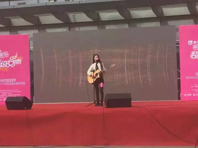 第一位自彈自唱的女生，魅力無法阻擋！