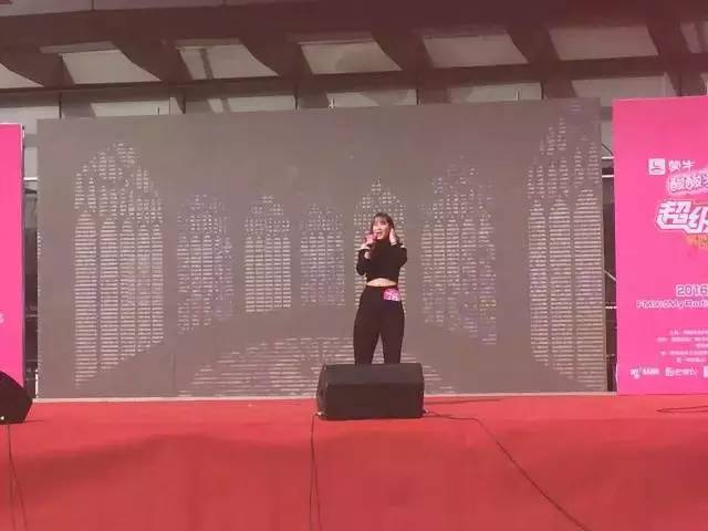 這pose一看就是在飆高音，猜猜看她唱的是哪首歌？