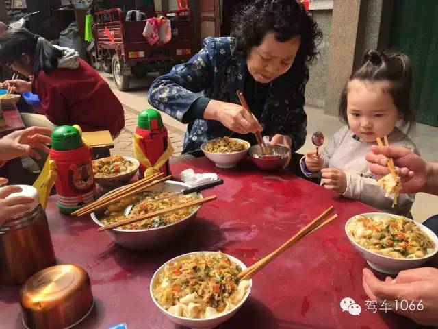 據(jù)說(shuō)手搟面和柴雞蛋更配哦！