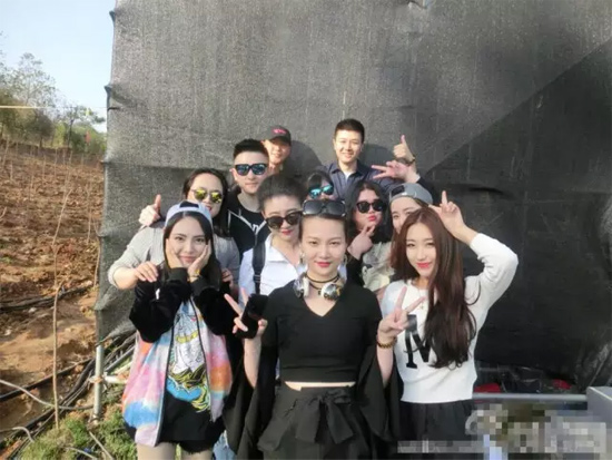 能認(rèn)出幾位超女？王佳月和其他兩位超女本周就要前往長(zhǎng)沙咯