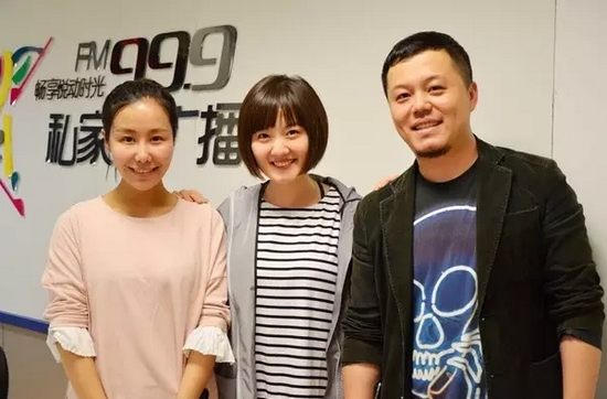 跟兩位女神在一起，莫非你知道你此刻有多招小編嫉恨？