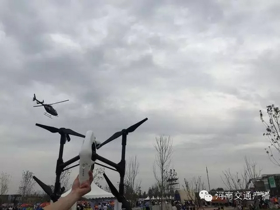 你以為音樂節(jié)只有音樂嗎？交廣號和無人機(jī)也在哦，看見它就揮揮手吧！