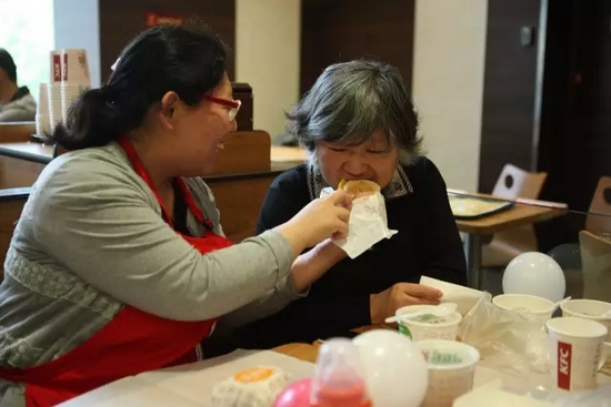 我還未長(zhǎng)大，你卻已白了頭發(fā)，我要珍惜和媽媽在一起的每一刻