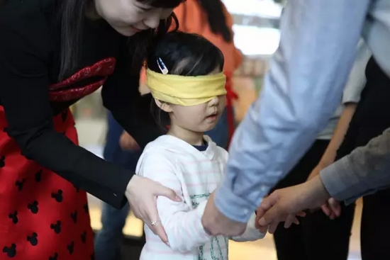 我能第一時(shí)間找到為我編辮子的爸爸，因?yàn)樗氖质悄菢拥臏厝岫辛α? complete=