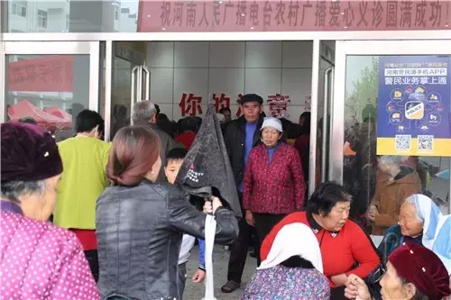 現(xiàn)場真是的人山人海，只能用太火爆三個字形容了！