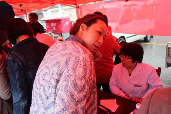 了解到有老人看病不方便，河南電臺1074綠色頻道活動小組欒老師將醫(yī)生請到老人身邊，親自為她診斷。