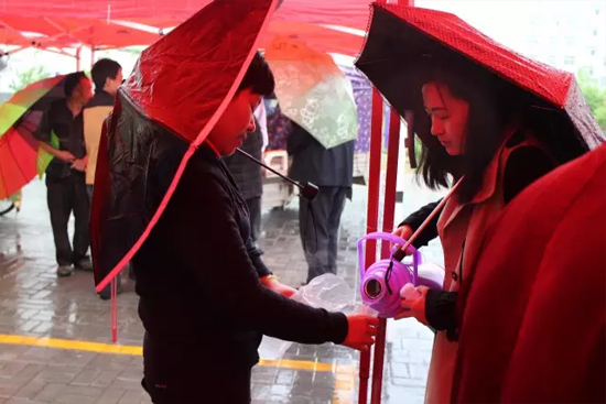 在寒冷的天氣中，為了能讓專家大夫們喝上熱水，紅改主任與柳青不斷的給大家添水。