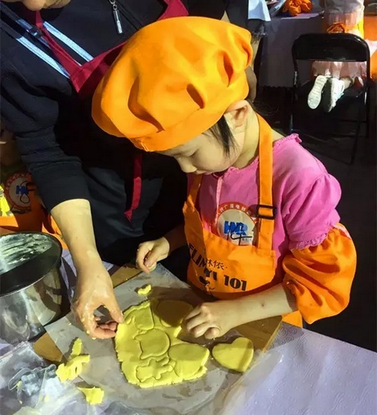 在爸爸媽媽的陪同下，親手制作餅干